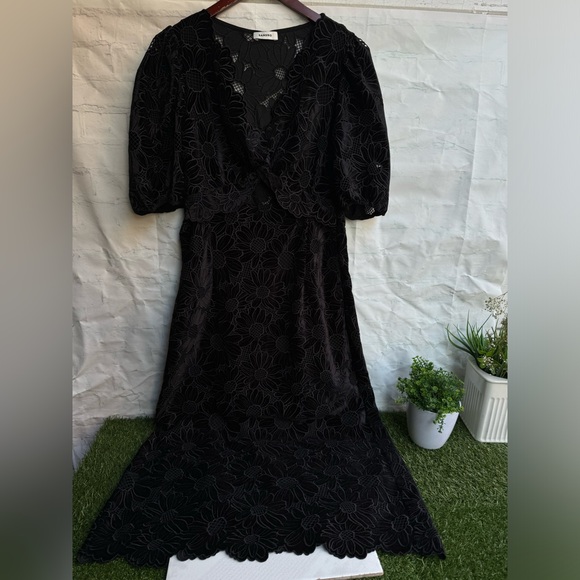Sandro Ellen Velvet Scallop Maxi Black Noir Floral
Black Dress size 40/10 NWOT - Picture 16 of 16